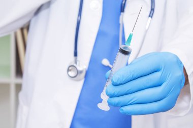 Doktor elinde şırınga. Tıp ve sağlık kavramı