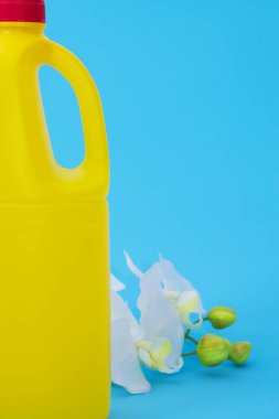 deterjan şişeleri, temizlik ve dezenfeksiyon ürünleri