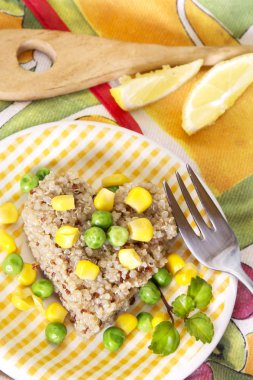 Quinoa salata ile Mısır ve bezelye