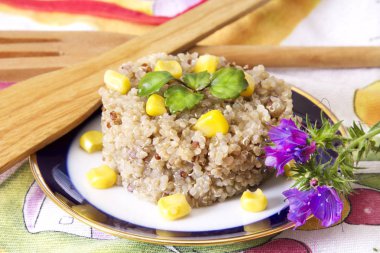 Bahar quinoa salata Mısır ile