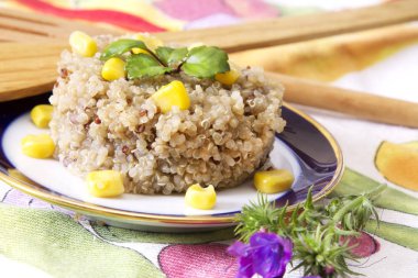 Bahar quinoa salata Mısır ile