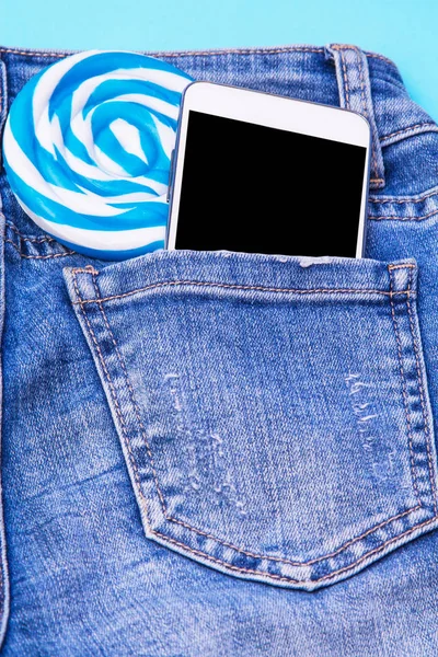 Cep Telefonu Lolipop Mavi Kot Pantolon Cebinde — Stok fotoğraf