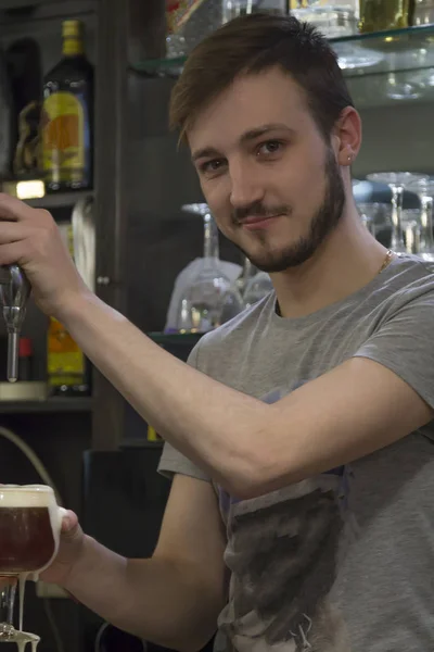 Cameriere Che Serve Birra Pub — Foto Stock
