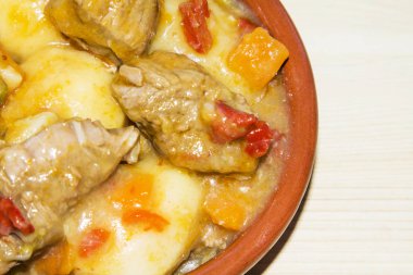 Sığır eti güveç ile kil güveç