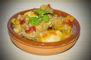 Sığır eti güveç ile kil güveç