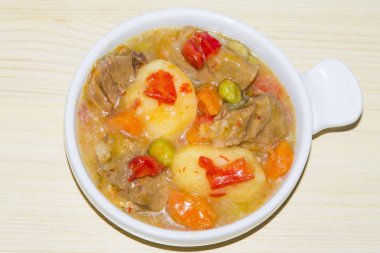 Et güveç ile seramik güveç