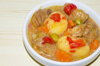 Et güveç ile seramik güveç