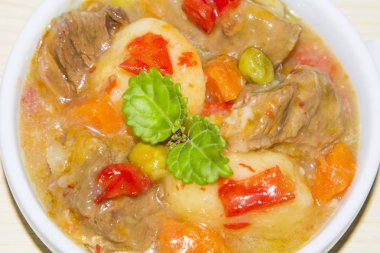 Et güveç ile seramik güveç