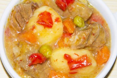 Et güveç ile seramik güveç