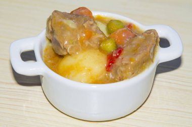 Et güveç ile seramik güveç