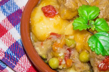 Toprak kap içinde sığır eti güveç