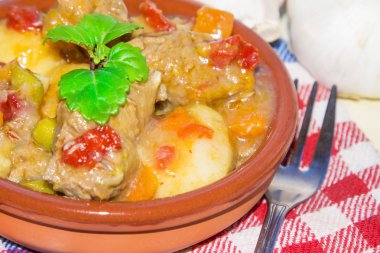 Çatal ve peçete ile sığır eti güveç tencerede güveç