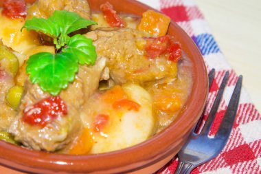 Çatal ve peçete ile sığır eti güveç tencerede güveç