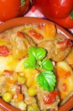 Masanın üzerine sığır eti güveç