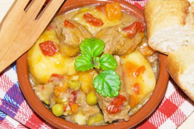 Toprak kap içinde sığır eti güveç