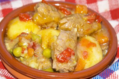 Masanın üzerine sığır eti güveç