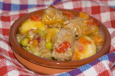 Masanın üzerine sığır eti güveç