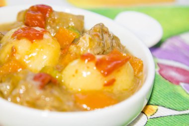 Seramik tavada sığır eti güveç