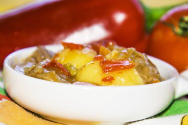 Seramik tavada sığır eti güveç