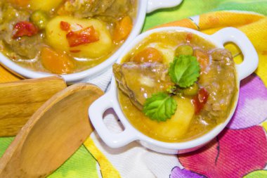 Sığır eti güveç ve patates ile seramik güveç