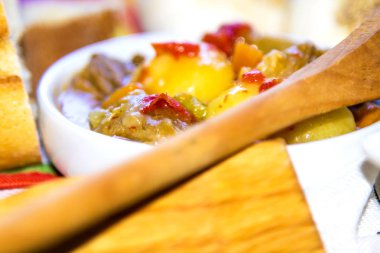 Seramik tavada sığır eti güveç