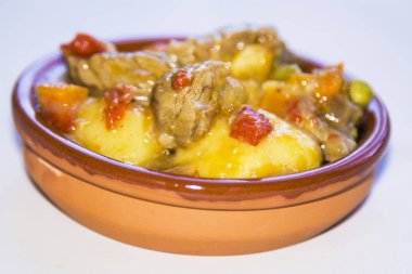 Sığır eti güveç beyaz izole ile kil güveç