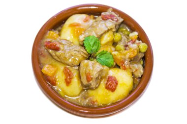 Sığır eti güveç beyaz izole ile kil güveç