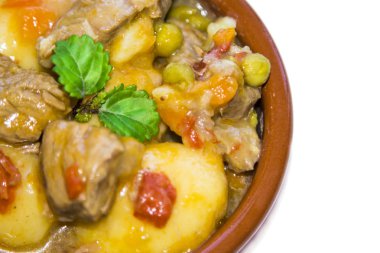 Sığır eti güveç beyaz izole ile kil güveç