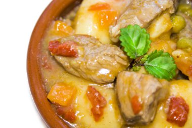 Sığır eti güveç beyaz izole ile kil güveç