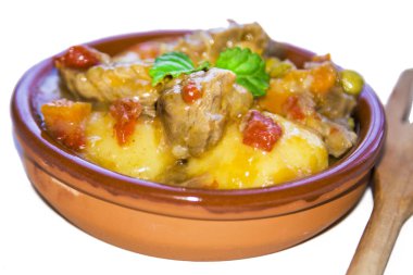 Sığır eti güveç beyaz izole ile kil güveç