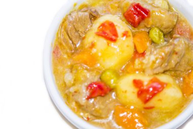 sığır eti güveç beyaz izole seramik