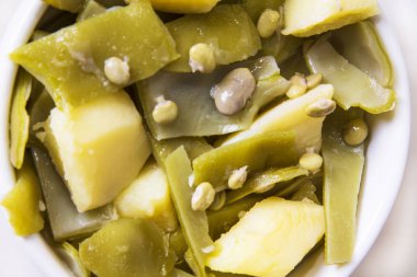 Pişmiş fasulye ile seramik güveç