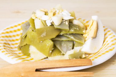 Ahşap üzerine pişmiş fasulye tabak