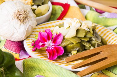 Patates ve yumurta ile pişmiş yeşil fasulye