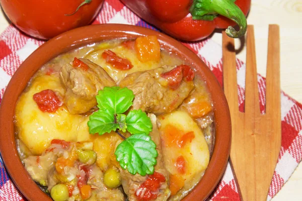 Guisado Carne Pote Barro Com Talheres Guardanapo — Fotografia de Stock