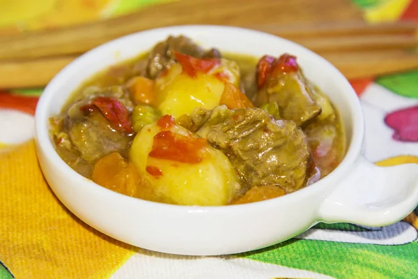 Ceramic Casserole Meat Stew Colorful Tablecloth — Stock Photo, Image