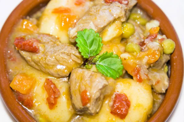 Sığır eti güveç beyaz izole ile kil güveç