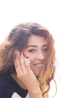 Genç kadın cep telefonu ile konuşurken