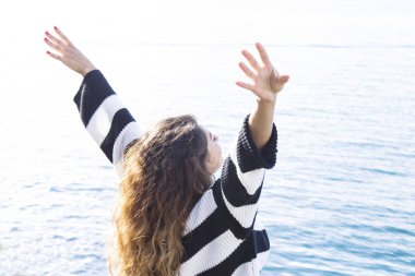 Kız ile silah kadar pier üzerine