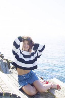 iskelede kaldırdı kollarını açarak oturan kadın