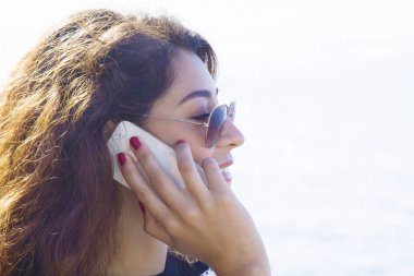 cep telefonu denize bakan kadın