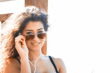 İskele dinleme müzik cep telefonu ile kız