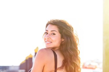 Genç esmer kadın portresi