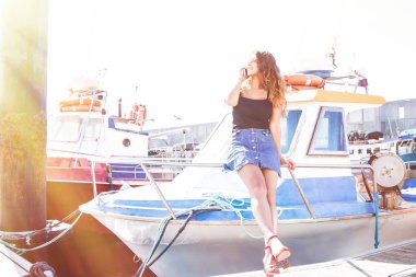 Genç kadın cep telefonda konuşurken Marina
