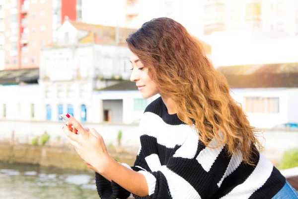 Jonge Vrouw Pier Met Cellphone — Stockfoto