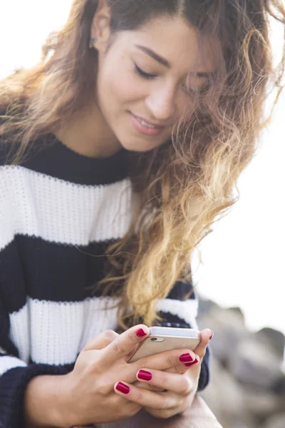 携帯電話で桟橋に若い女性 — ストック写真
