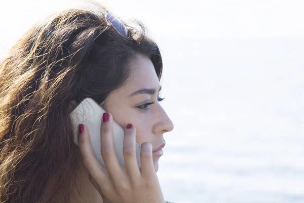 Deniz cep telefonu ile konuşurken kız