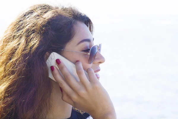 cep telefonu denize bakan kadın