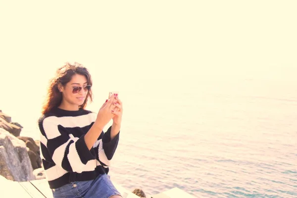 Jonge Vrouw Met Behulp Van Mobiele Telefoon — Stockfoto