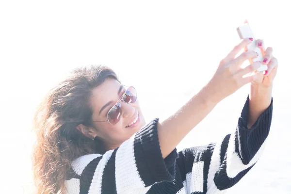 Joven Mujer Muelle Convirtiéndose Una Selfie —  Fotos de Stock